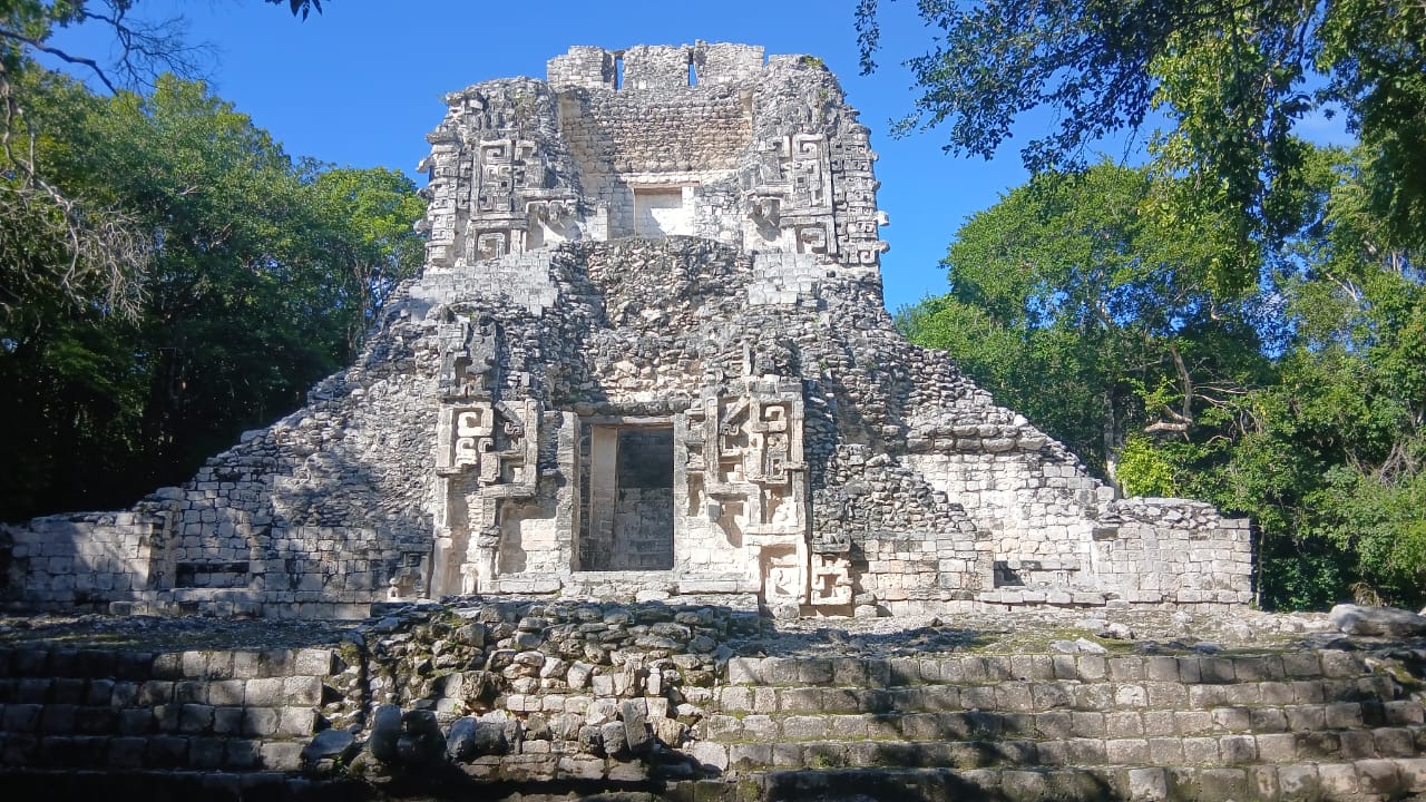 Visitantes recorriendo Calakmul2